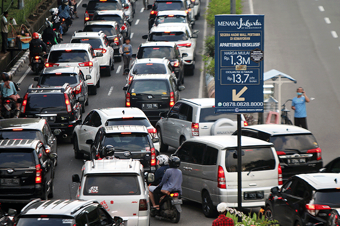 Pengendara antre untuk memasuki kawasan Pekan Raya Jakarta 2022 di kawasan Kemayoran, Jakarta, Sabtu (11/6/2022).