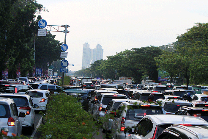 Pengendara antre untuk memasuki kawasan Pekan Raya Jakarta 2022 di kawasan Kemayoran, Jakarta, Sabtu (11/6/2022).