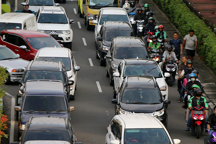 Pengendara antre untuk memasuki kawasan Pekan Raya Jakarta 2022 di kawasan Kemayoran, Jakarta, Sabtu (11/6/2022).