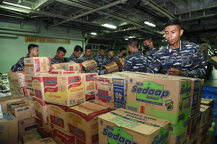 Prajurit TNI AL memasukkan logistik ke KRI Makassar-590 di Demaga Ujung Koarmada II Surabaya, Jawa Timur, Sabtu (11/6/2022).