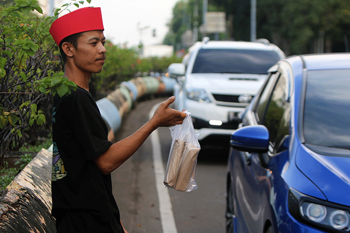 Pedagang membuat kerak telor di kawasan Jalan Benyamin Sueb, Jakarta, Sabtu (11/6/2022).