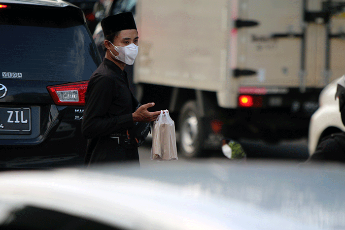 Pedagang membuat kerak telor di kawasan Jalan Benyamin Sueb, Jakarta, Sabtu (11/6/2022).