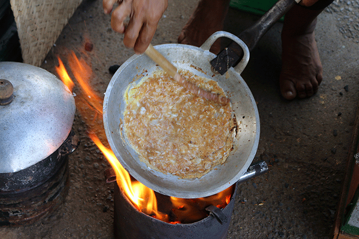 Pedagang membuat kerak telor di kawasan Jalan Benyamin Sueb, Jakarta, Sabtu (11/6/2022).