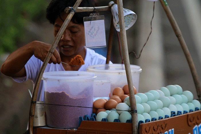 Pedagang membuat kerak telor di kawasan Jalan Benyamin Sueb, Jakarta, Sabtu (11/6/2022).