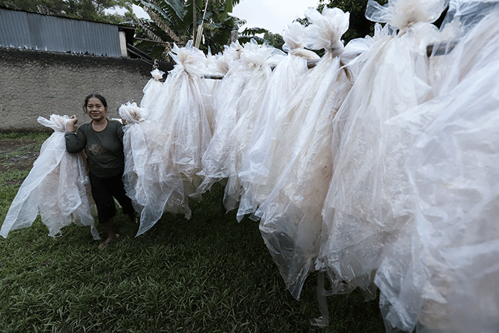 Warga menjemur limbah plastik yang sudah dibersihkan di Pedurenan, Kota Bekasi, Jawa Barat, Sabtu (11/6/2022).