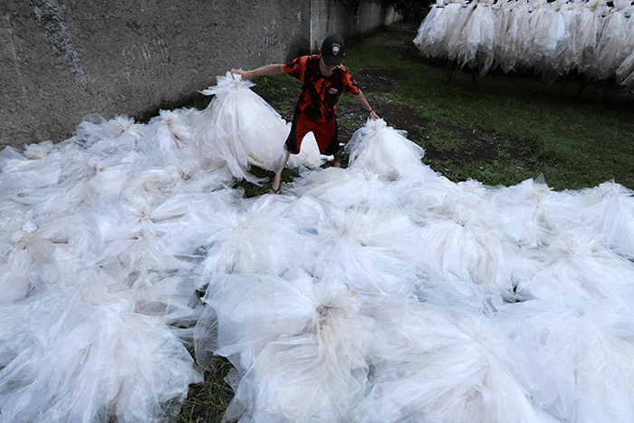 Warga menjemur limbah plastik yang sudah dibersihkan di Pedurenan, Kota Bekasi, Jawa Barat, Sabtu (11/6/2022).
