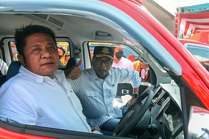 Menteri Perhubungan Budi Karya Sumadi didampingi Gubernur Sumsel Herman Deru meluncurkan angkot modern feeder Musi Emas penghubung LRT dan BRT.