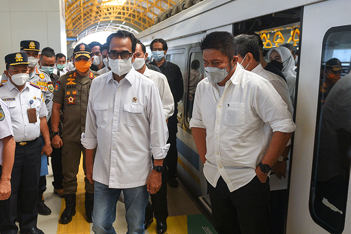 Menteri Perhubungan Budi Karya Sumadi didampingi Gubernur Sumsel Herman Deru meluncurkan angkot modern feeder Musi Emas penghubung LRT dan BRT.