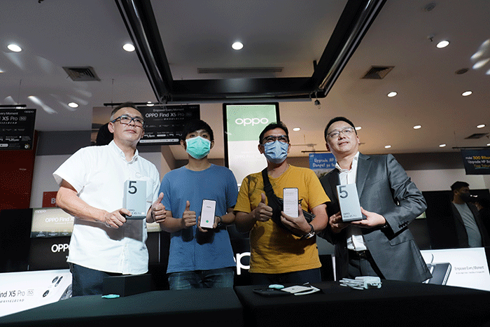 CEO Oppo Indonesia Jim Zhang (kanan) dan CEO of 3C Erajaya Group Joy Wahjudi berfoto bersama saat hari pertama penjualan di Erafone Summarecon.