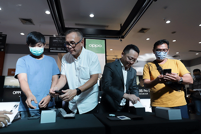 CEO Oppo Indonesia Jim Zhang (kanan) dan CEO of 3C Erajaya Group Joy Wahjudi berfoto bersama saat hari pertama penjualan di Erafone Summarecon.