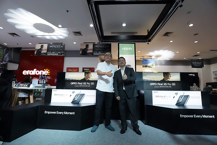 CEO Oppo Indonesia Jim Zhang (kanan) dan CEO of 3C Erajaya Group Joy Wahjudi berfoto bersama saat hari pertama penjualan di Erafone Summarecon.