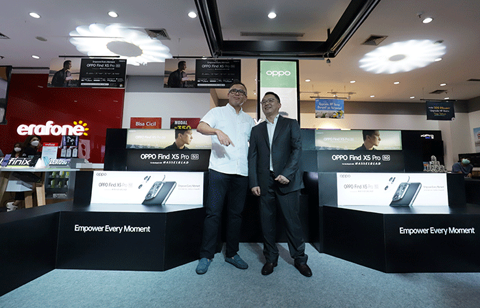 CEO Oppo Indonesia Jim Zhang (kanan) dan CEO of 3C Erajaya Group Joy Wahjudi berfoto bersama saat hari pertama penjualan di Erafone Summarecon.