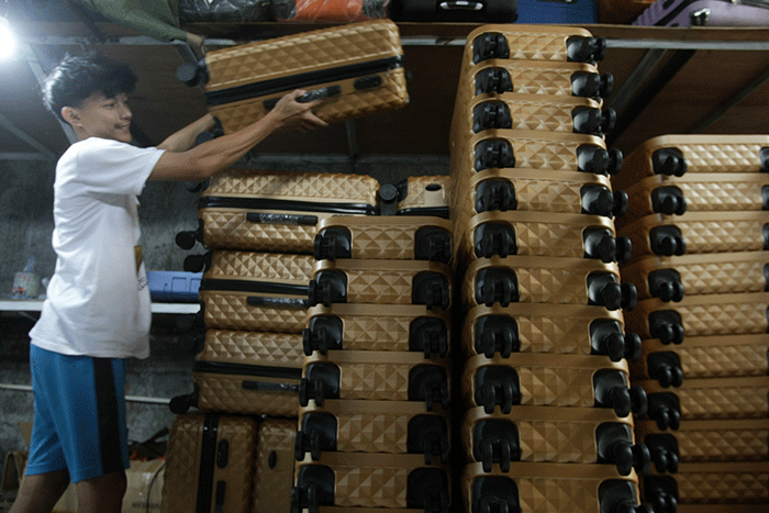 Aktivitas perajin koper fiber, Ghulam Koper di Jalan Ayodyapala Krobokan Semarang tengah memasang roda dan melakukan finishing.