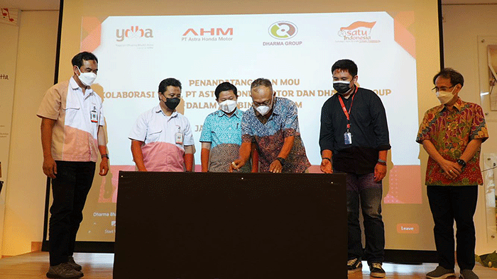 Penandatanganan MoU kolaborasi YDBA, PT Astra Honda Motor dan Dharma Group dalam Pembinaan UMKM yang diselenggarakan di Galeri UKM YDBA, Senin (13/6/2022).