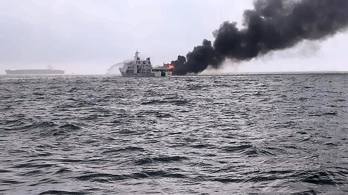KN Pulau Dana-323 Bakamla RI melaksanakan pemadaman KM Bintang Surya yang terbakar di Perairan Karimun, Selat Malaka, Riau, Minggu (12/6/2022).