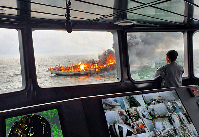 KN Pulau Dana-323 Bakamla RI melaksanakan pemadaman KM Bintang Surya yang terbakar di Perairan Karimun, Selat Malaka, Riau, Minggu (12/6/2022).