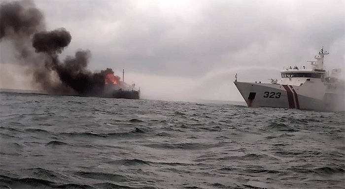KN Pulau Dana-323 Bakamla RI melaksanakan pemadaman KM Bintang Surya yang terbakar di Perairan Karimun, Selat Malaka, Riau, Minggu (12/6/2022).