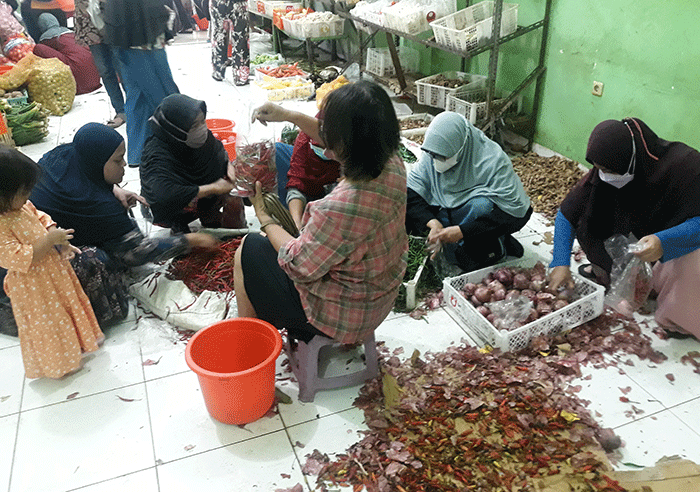 Warga memilih cabai keriting merah di Kota Bekasi, Jawa Barat, Senin (13/6/2022).