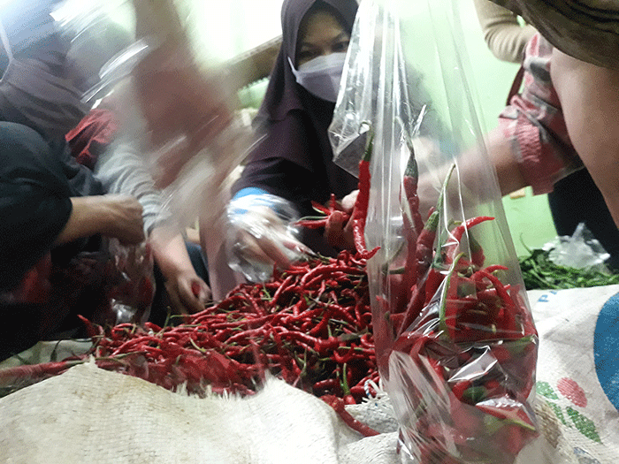Warga memilih cabai keriting merah di Kota Bekasi, Jawa Barat, Senin (13/6/2022).