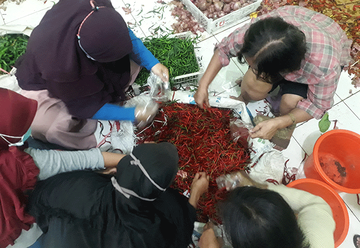 Warga memilih cabai keriting merah di Kota Bekasi, Jawa Barat, Senin (13/6/2022).