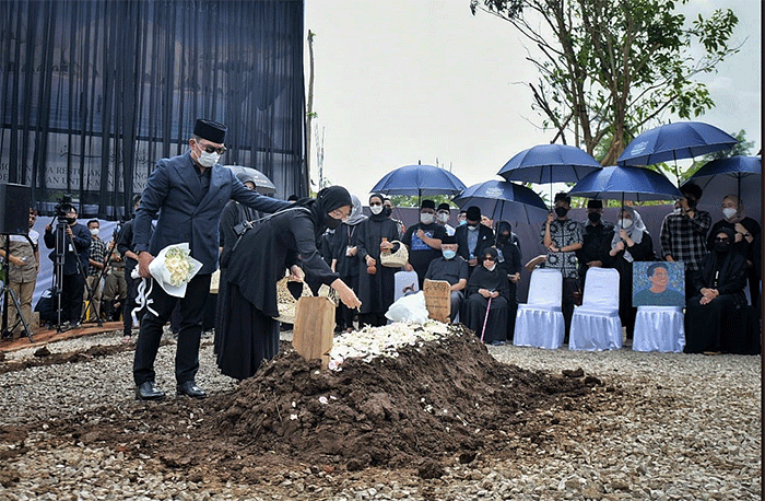 Keluarga Gubernur Jawa Barat Ridwan Kamil membawa foto almarhum Emmeril Kahn Mumtadz sebelum prosesi pemakaman di Cimaung, Banjaran, Kabupaten Bandung.
