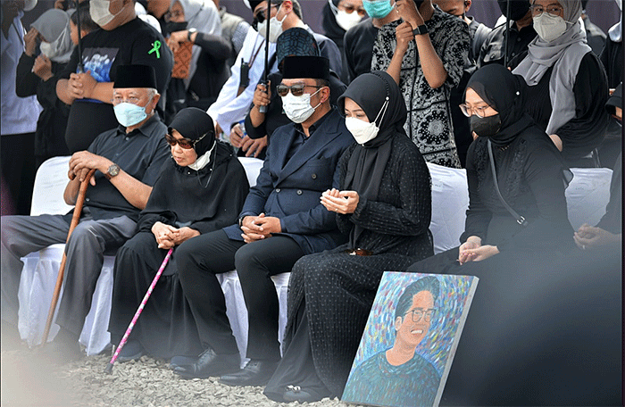 Keluarga Gubernur Jawa Barat Ridwan Kamil membawa foto almarhum Emmeril Kahn Mumtadz sebelum prosesi pemakaman di Cimaung, Banjaran, Kabupaten Bandung.
