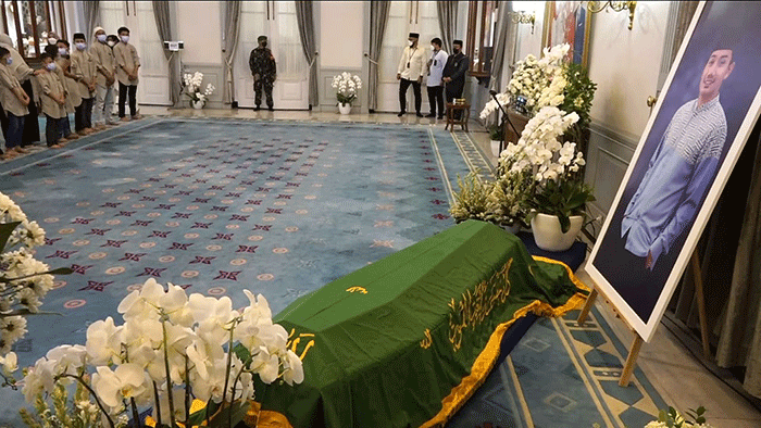 Kerabat mengangkat peti jenazah almarhum Emmeril Kahn Mumtadz saat tiba di Gedung Pakuan, Bandung, Jawa Barat, Minggu (12/6/2022).