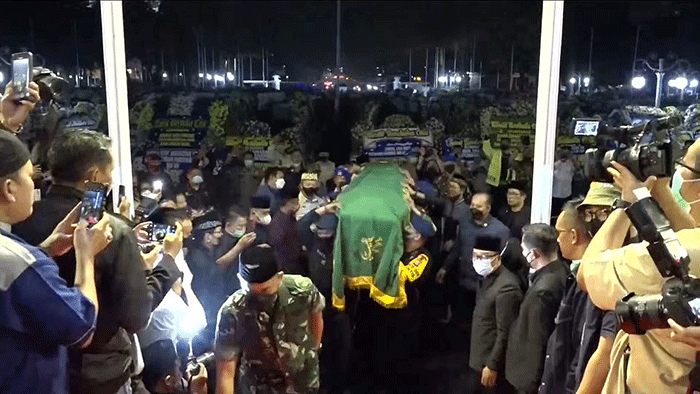 Kerabat mengangkat peti jenazah almarhum Emmeril Kahn Mumtadz saat tiba di Gedung Pakuan, Bandung, Jawa Barat, Minggu (12/6/2022).