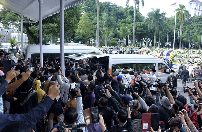 Masyarakat dan ratusan pelajar mengiringi keberangkatan jenazah Emmeril Kahn Mumtadz alias Eril menuju pemakaman keluarga di Kecamatan Cimaung.