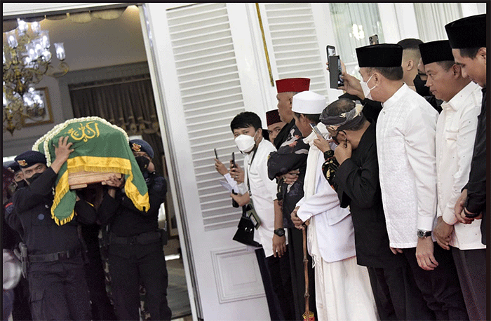 Masyarakat dan ratusan pelajar mengiringi keberangkatan jenazah Emmeril Kahn Mumtadz alias Eril menuju pemakaman keluarga di Kecamatan Cimaung.