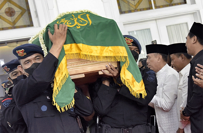 Masyarakat dan ratusan pelajar mengiringi keberangkatan jenazah Emmeril Kahn Mumtadz alias Eril menuju pemakaman keluarga di Kecamatan Cimaung.