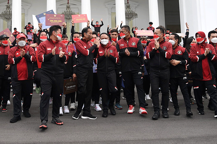 Presiden Joko Widodo menerima sekaligus memberikan bonus dan apresiasi kepada para atlet SEA Games ke-31 Vietnam, di halaman depan Istana Merdeka, Jakarta.