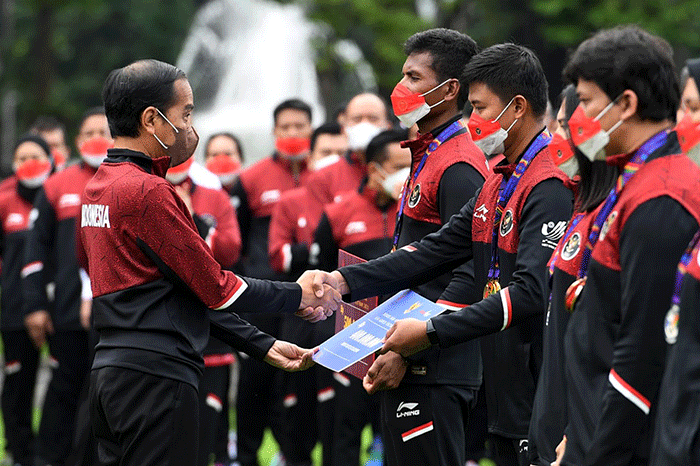 Presiden Joko Widodo menerima sekaligus memberikan bonus dan apresiasi kepada para atlet SEA Games ke-31 Vietnam, di halaman depan Istana Merdeka, Jakarta.