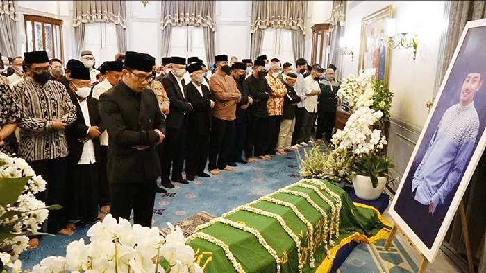 Gubernur Jawa Barat Ridwan Kamil memimpin shalat jenazah almarhum Emmeril Khan Mumtadz di Gedung Pakuan, Bandung, Jawa Barat, Minggu (12/6/2022).