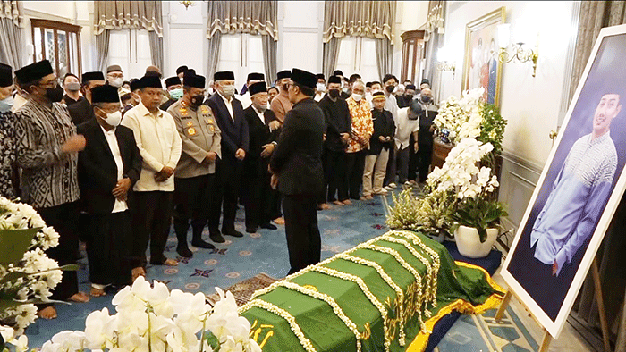 Gubernur Jawa Barat Ridwan Kamil memimpin shalat jenazah almarhum Emmeril Khan Mumtadz di Gedung Pakuan, Bandung, Jawa Barat, Minggu (12/6/2022).