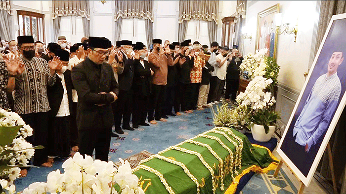 Gubernur Jawa Barat Ridwan Kamil memimpin shalat jenazah almarhum Emmeril Khan Mumtadz di Gedung Pakuan, Bandung, Jawa Barat, Minggu (12/6/2022).
