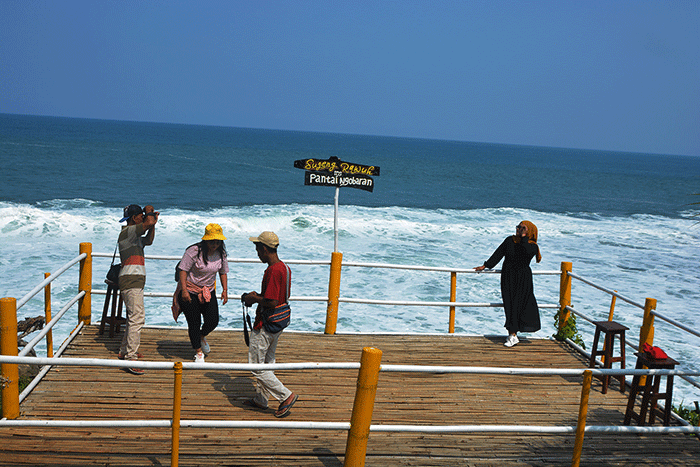 Pantai Ngobaran menjadi salah satu pilihan objek wisata bahari dari sekian banyak pantai yang berada di Kabupaten Gunungkidul, Daerah Istimewa Yogyakarta (DIY).