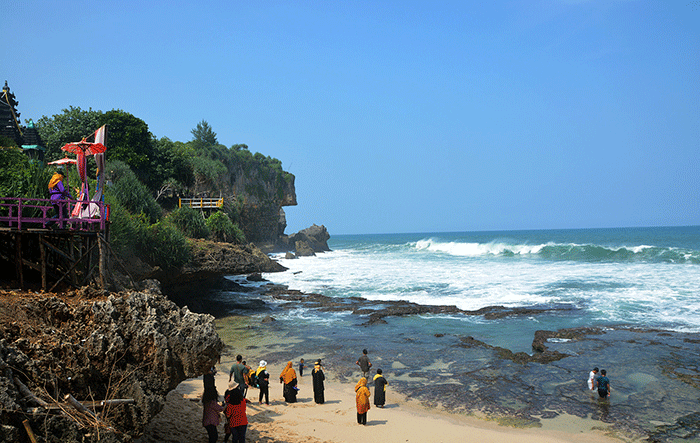 Pantai Ngobaran menjadi salah satu pilihan objek wisata bahari dari sekian banyak pantai yang berada di Kabupaten Gunungkidul, Daerah Istimewa Yogyakarta (DIY).
