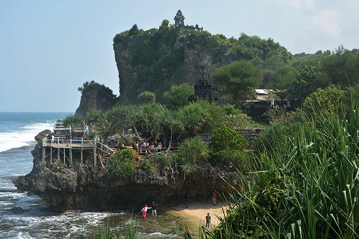 Pantai Ngobaran menjadi salah satu pilihan objek wisata bahari dari sekian banyak pantai yang berada di Kabupaten Gunungkidul, Daerah Istimewa Yogyakarta (DIY).