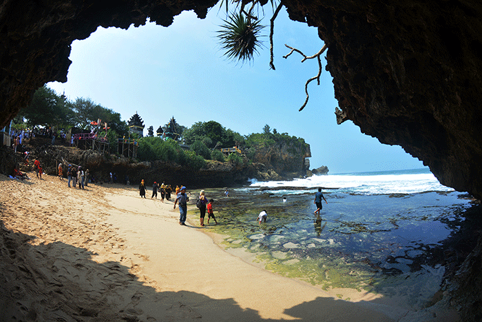 Pantai Ngobaran menjadi salah satu pilihan objek wisata bahari dari sekian banyak pantai yang berada di Kabupaten Gunungkidul, Daerah Istimewa Yogyakarta (DIY).