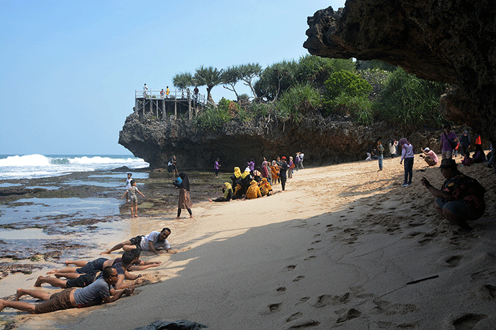 Pantai Ngobaran menjadi salah satu pilihan objek wisata bahari dari sekian banyak pantai yang berada di Kabupaten Gunungkidul, Daerah Istimewa Yogyakarta (DIY).