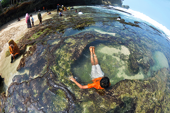 Pantai Ngobaran menjadi salah satu pilihan objek wisata bahari dari sekian banyak pantai yang berada di Kabupaten Gunungkidul, Daerah Istimewa Yogyakarta (DIY).