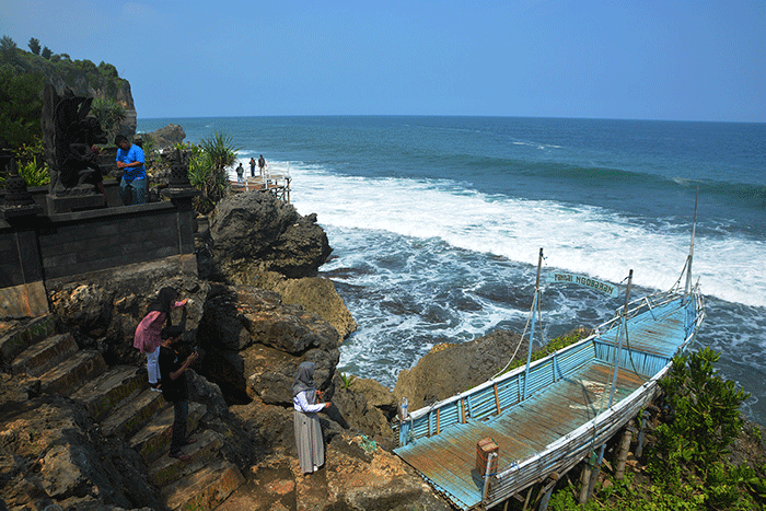 Pantai Ngobaran menjadi salah satu pilihan objek wisata bahari dari sekian banyak pantai yang berada di Kabupaten Gunungkidul, Daerah Istimewa Yogyakarta (DIY).