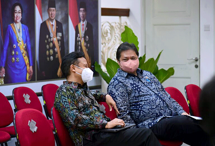 Presiden Joko Widodo memimpin rapat terbatas di Istana Merdeka Jakarta, Senin (13/6/2022).