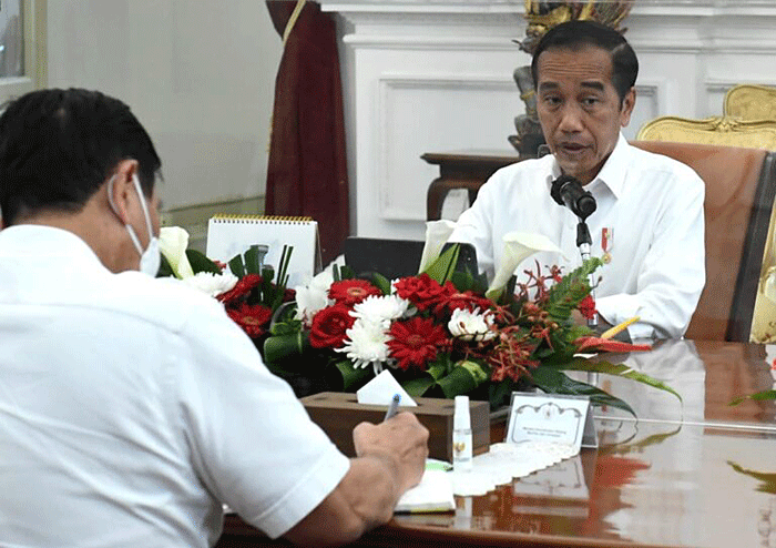 Presiden Joko Widodo memimpin rapat terbatas di Istana Merdeka Jakarta, Senin (13/6/2022).