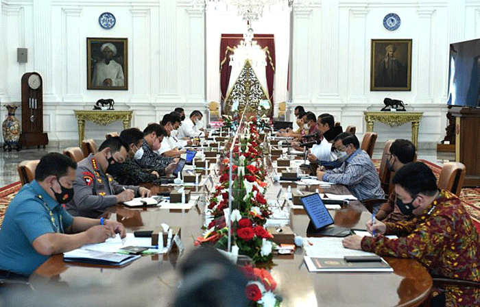 Presiden Joko Widodo memimpin rapat terbatas di Istana Merdeka Jakarta, Senin (13/6/2022).