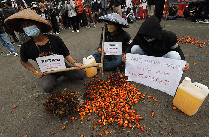 Massa yang tergabung dalam Forum Masyarakat Anti Korupsi melakukan aksi unjuk rasa di kawasan Patung Kuda, Jakarta, Selasa (14/6/2022).
