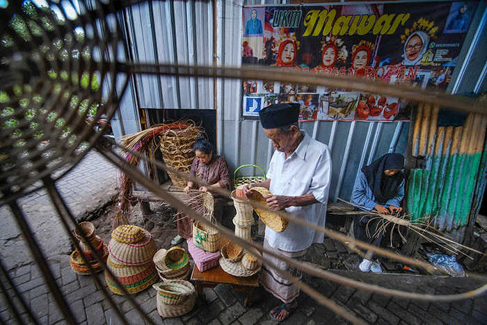 Pengrajin tengah menyelesaikan pesanan anyaman rotan di usaha kerajinan mandiri Mawar, Makassar, Selasa (14/6/2022).