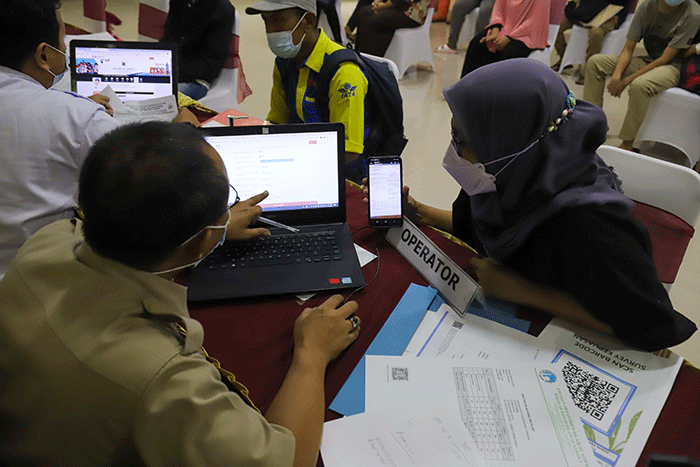 Petugas melayani orang tua calon peserta didik terkait Pendaftaran Peserta Didik Baru (PPDB) di Posko Pelayanan PPDB 2022 di SMA Negeri 70.