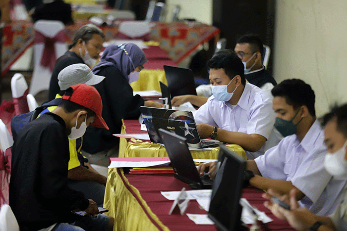 Petugas melayani orang tua calon peserta didik terkait Pendaftaran Peserta Didik Baru (PPDB) di Posko Pelayanan PPDB 2022 di SMA Negeri 70.